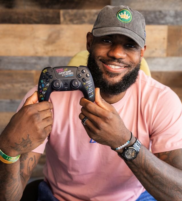 تصویر  دسته PS5 مدل DualSense LeBron James Limited Edition مشکی